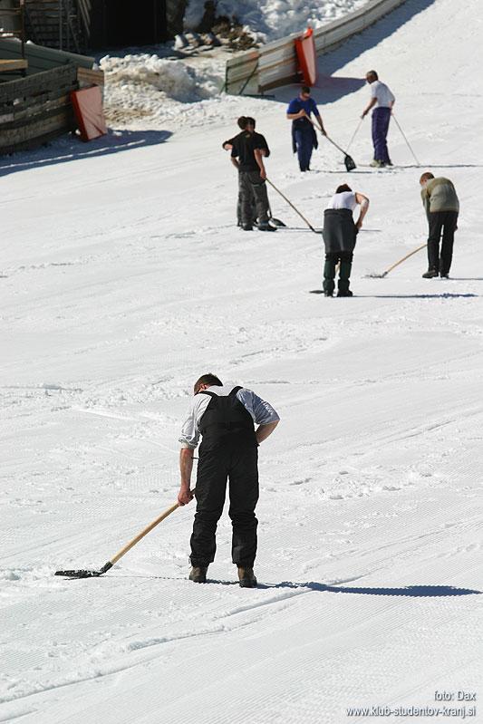 Krpanje lukenj v izteku, ki so nastale zaradi odvazanja odvecnega snega.