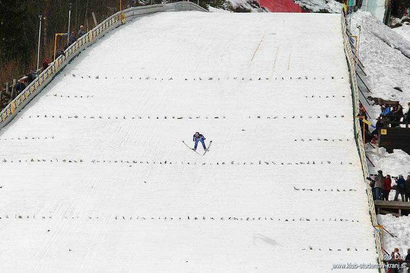 Widhoelzlov odlicen skok v prvi sobotni seriji.